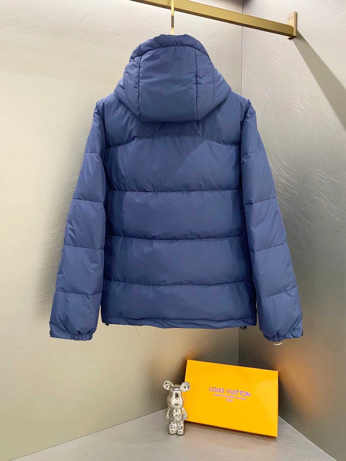 P700 Ralph Lauren/Ralph Lauren classic style winter new bright leather black down jacket jacket with removable hood extra thick plus velvet down jacket windproof and waterproof couple model [top version sold with anti-counterfeiting buckle] Purchase the original mold to create a full set of customized accessories Details determine success or failure 1. Imported barudan/Behringer embroidery machine customized 10,000-needle electric embroidery uses imported No. 7 needle imported embroidery thread to ensure that each word is full, three-dimensional and clear. It can be called the most expensive embroidery logo 2. It is filled with national standard 80 white duck down and has better thermal insulation performance. It is light and not heavy and has good fluff recovery after compression. 3. The inner lining is made of nylon and has a double-layer sealing design that will not cause any velvet leakage. The adjustable hem with a built-in drawstring buckle can prevent wind and cold. Ralph Lauren comes from the United States and has a strong American flavor. There are two brands under the name of Ralph Lauren: Poloby Ralph Lauren and Ralph Lauren has created a sales field of high-quality fashion in the world, and continues to promote the reputation of designer Ralph Lauren and the glorious image of the Ralph Lauren brand. Accessories: Original tag, washed label + electroplated YK zipper logo, the same style for both men and women, a must-have winter style. Color: bright black, matte black, navy blue, size: M~XXL